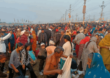 Prayagraj Magh Mela Snan Live: संगम पर उमड़ी श्रद्धालुओं की भीड़, आठ बजे तक एक करोड़ से ज्यादा ने किया स्नान