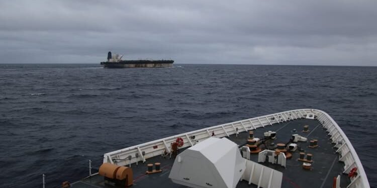 Russia: टैंकर जब्त होने के बाद अमेरिका पर भड़के रूसी वरिष्ठ सांसद, परमाणु हथियारों के इस्तेमाल की दी धमकी