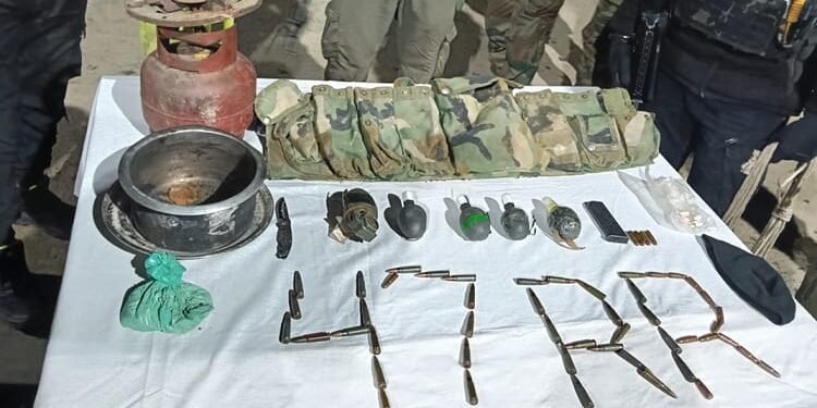 Srinagar: कुपवाड़ा में हथियार और विस्फोटकों का जखीरा बरामद, चीन-पाकिस्तान निर्मित अस्त्रों ने बढ़ाई चिंता