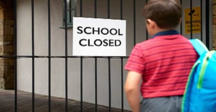 UP: इस जिले में स्कूल के बाद अब सरकारी दफ्तर भी रहेंगे बंद, दो दिन सार्वजनिक अवकाश घोषित; DM ने दिए आदेश