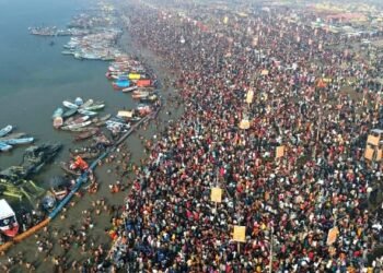 UP: मौन स्नान में महसूस हुआ संस्कृति का अद्भुत स्वर, श्रद्धा के साथ अनुशासन की अनूठी सीख दे गया सनातन का मेला