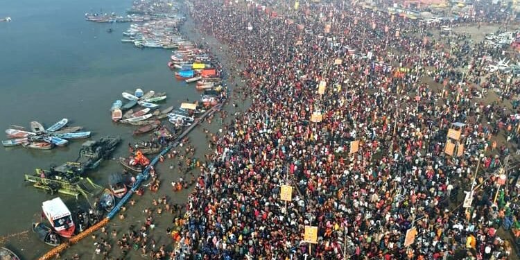 UP: मौन स्नान में महसूस हुआ संस्कृति का अद्भुत स्वर, श्रद्धा के साथ अनुशासन की अनूठी सीख दे गया सनातन का मेला
