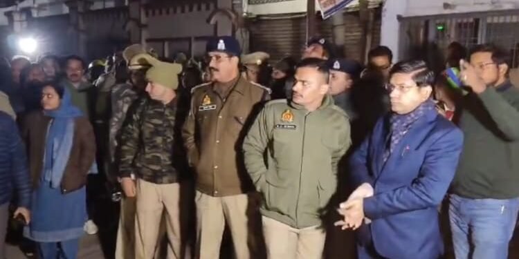 UP: संभल के इन इलाकों में बिजली चोरी, एक मिनी पावर स्टेशन मिला, 50-60 घरों को हो रही थी आपूर्ति; DM-SP का छापा