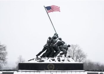 US-Weather: अमेरिका में दशकों की सबसे लंबी और कड़ाके की ठंड, बर्फीली सड़कों पर फंसे लोग; 50 से ज्यादा मौतें