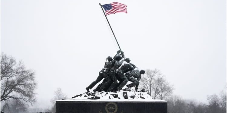 US-Weather: अमेरिका में दशकों की सबसे लंबी और कड़ाके की ठंड, बर्फीली सड़कों पर फंसे लोग; 50 से ज्यादा मौतें