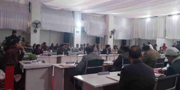 Uttarakhand: बदरीनाथ में सिंहद्वार से आगे अब मोबाइल ले जाने पर बैन, गढ़वाल आयुक्त ने जारी किए निर्देश