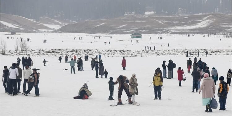 Weather: पहाड़ों से मैदान तक कंपकंपाती ठंड, घने कोहरे से आमजन प्रभावित; हिमाचल-उत्तराखंड में बर्फबारी का अलर्ट