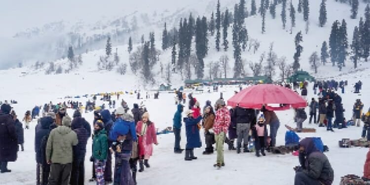 Weather: भीषण सर्दी के साथ नए साल का आगाज, पहाड़ों में बर्फबारी से हाल बेहाल; दिल्ली-यूपी में आज बारिश के आसार