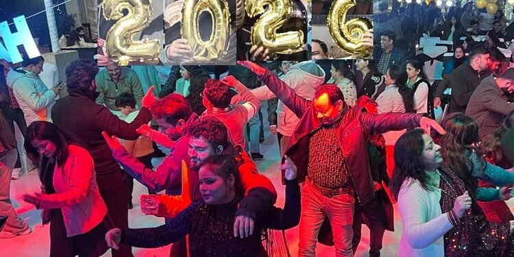Welcome 2026: पहाड़ से मैदान तक जश्न में डूबा उत्तराखंड, ऐसे किया नए साल का स्वागत, देखें तस्वीरें