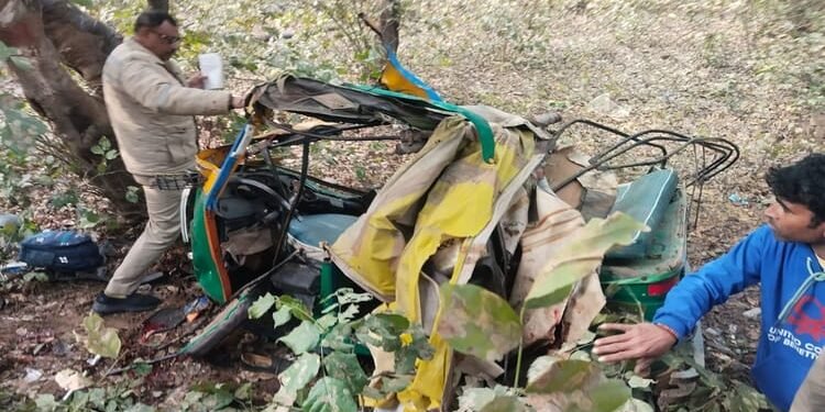 आगरा में भीषण सड़क हादसा: कंटेनर ने दो ऑटो को मारी टक्कर, पांच लोगों की मौत; घायलों को भेजा गया इमरजेंसी