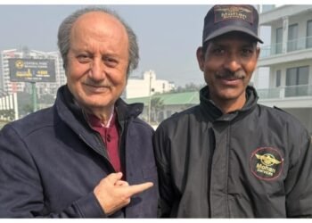 कीपैड फोन से सेल्फी लेने आया सिक्योरिटी गार्ड, अनुपम खेर ने गिफ्ट कर दिया नया फोन; साझा किया खूबसूरत वीडियो