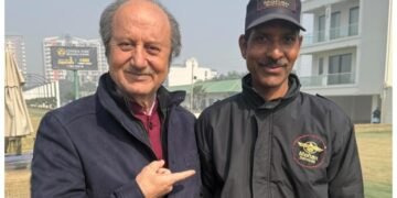 कीपैड फोन से सेल्फी लेने आया सिक्योरिटी गार्ड, अनुपम खेर ने गिफ्ट कर दिया नया फोन; साझा किया खूबसूरत वीडियो