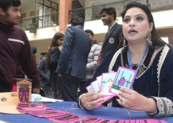 ज्योतिष महाकुंभ: रिश्तों में वफादारी के लिए ज्यादा चिंतित रहती हैं महिलाएं, ज्योतिषाचार्यों से पूछे सवाल