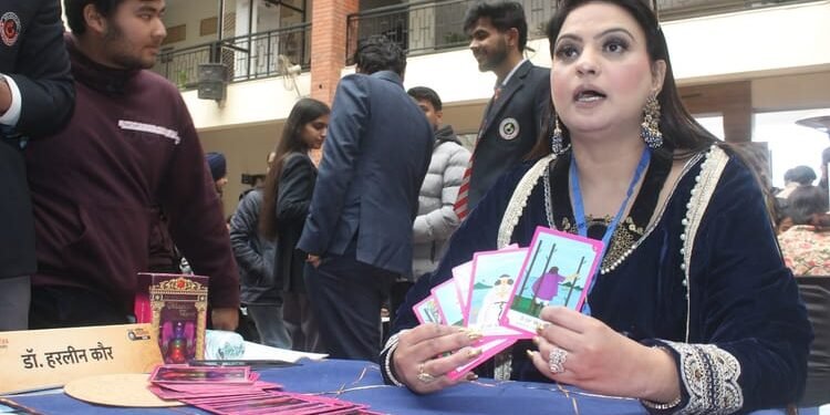 ज्योतिष महाकुंभ: रिश्तों में वफादारी के लिए ज्यादा चिंतित रहती हैं महिलाएं, ज्योतिषाचार्यों से पूछे सवाल