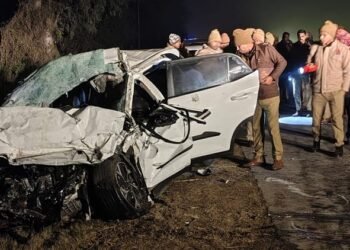 दर्दनाक सड़क हादसे में तीन की मौत: अनियंत्रित होकर कई बार पलटी कार, ट्रक से टकराई, उड़े परखच्चे