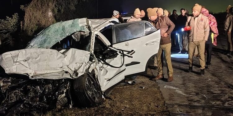 दर्दनाक सड़क हादसे में तीन की मौत: अनियंत्रित होकर कई बार पलटी कार, ट्रक से टकराई, उड़े परखच्चे