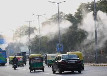 दिल्ली में सांसों का 'आपातकाल':  गंभीर श्रेणी में पहुंची फिजा, फिर लागू हुई ग्रैप-4 की पाबंदियां, 400 पार AQI