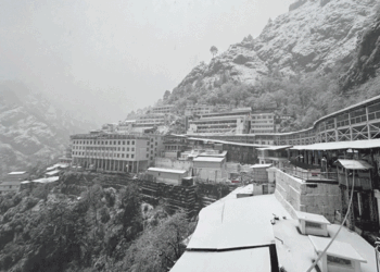 पहाड़ों ने ओढ़ी सफेद चादर: जम्मू-कश्मीर, हिमाचल से उत्तराखंड तक बर्फ, झूमे पर्यटक, देखें तस्वीरें और वीडियो