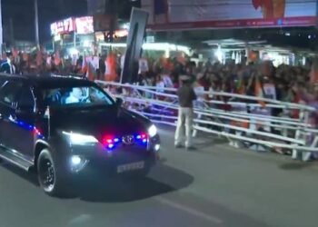 पीएम मोदी बंगाल के बाद असम पहुंचे: गुवाहाटी हवाई अड्डे से अजारा तक चार किमी का रोड शो, उमड़े भाजपा समर्थक