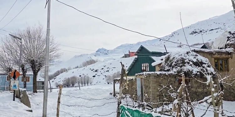 मौसम का अलर्ट: पहाड़ों से मैदान तक ठंड का कहर, कश्मीर-हिमाचल में पारा माइनस; उत्तर भारत घने कोहरे में लिपटा