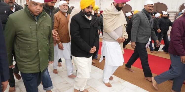 सीएम भगवंत मान की अकाल तख्त पर पेशी: नंगे पैर श्री हरमंदिर साहिब पहुंचे, कुछ ही देर में देंगे स्पष्टीकरण