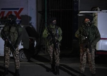 सेना के आठ जवान घायल: किश्तवाड़ में तीन जैश के आतंकी घिरे, दहशतगर्दों ने की अंधाधुंध फायरिंग; ग्रेनेड फेंके