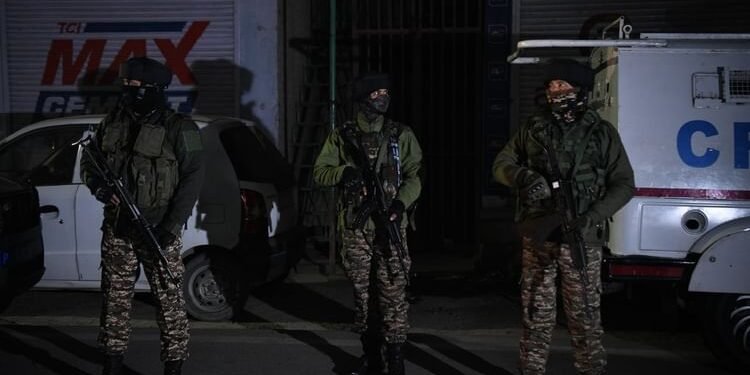 सेना के आठ जवान घायल: किश्तवाड़ में तीन जैश के आतंकी घिरे, दहशतगर्दों ने की अंधाधुंध फायरिंग; ग्रेनेड फेंके