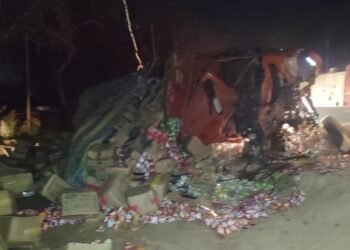 Agra: आगरा-फतेहाबाद मार्ग पर भीषण सड़क हादसा, कैंटर और ट्रक की जोरदार टक्कर, दोनों चालकों की मौत