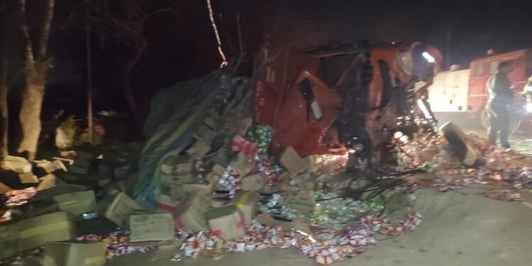 Agra: आगरा-फतेहाबाद मार्ग पर भीषण सड़क हादसा, कैंटर और ट्रक की जोरदार टक्कर, दोनों चालकों की मौत