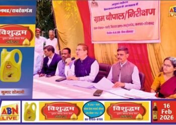 ग्राम पकरी में मंडल आयुक्त की चौपाल, योजनाओं के लाभार्थियों से किया सीधा संवाद