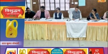 आवास योजनाओं की धीमी प्रगति पर डीएम सख्त, लापरवाही पर वेतन रोकने और एफआईआर के निर्देश