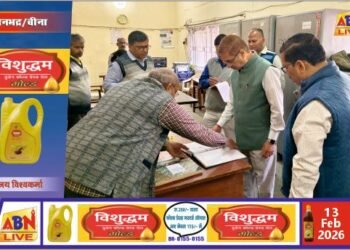 जिलाधिकारी का कलेक्ट्रेट में औचक निरीक्षण, पत्रावलियों के रख-रखाव में लापरवाही पर जताई नाराजगी