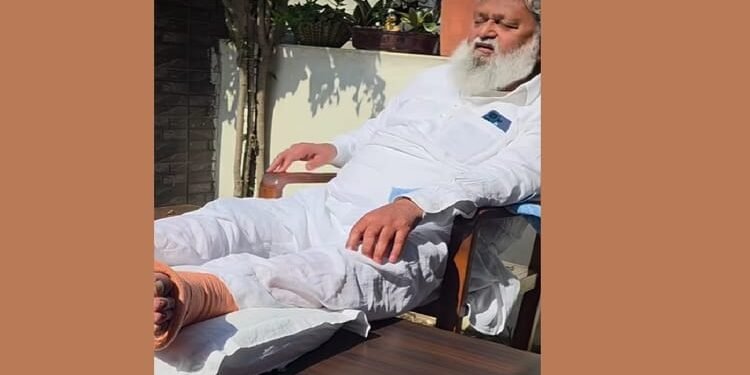 Haryana: कैबिनेट मंत्री अनिल विज के साथ घर में हादसा, वॉशरूम में गिरने से दोनों पैरों में फ्रैक्चर