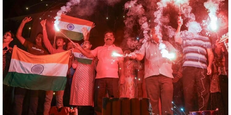 IND vs PAK: पाकिस्तान पर भारत की बड़ी जीत, देशभर में जश्न का माहौल; हर शख्स की जुबां पर 'भारत की माता की जय'