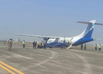 IndiGo: इंडिगो फ्लाइट को बम से उड़ाने की धमकी, टॉयलेट में मिला लेटर, कोलकाता एयरपोर्ट पर सुरक्षा अलर्ट