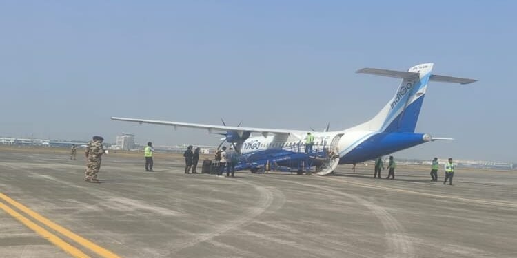 IndiGo: इंडिगो फ्लाइट को बम से उड़ाने की धमकी, टॉयलेट में मिला लेटर, कोलकाता एयरपोर्ट पर सुरक्षा अलर्ट