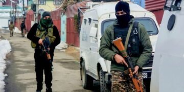 J&K Encounter: किश्तवाड़ में सुरक्षाबलों और आतंकियों के बीच मुठभेड़, दो आतंकी घायल, जैश का शीर्ष कमांडर ढेर