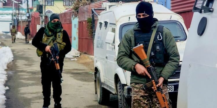 J&K Encounter: किश्तवाड़ में सुरक्षाबलों और आतंकियों के बीच मुठभेड़, दो आतंकी घायल, जैश का शीर्ष कमांडर ढेर