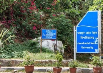 JNU: जेएनयू में झड़प, हिंसा और पत्थरबाजी के आरोपों के बाद माहौल में तनाव; जान बचाने को शौचालय में छिपा छात्र