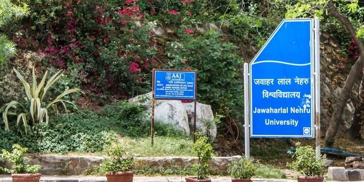 JNU: जेएनयू में झड़प, हिंसा और पत्थरबाजी के आरोपों के बाद माहौल में तनाव; जान बचाने को शौचालय में छिपा छात्र