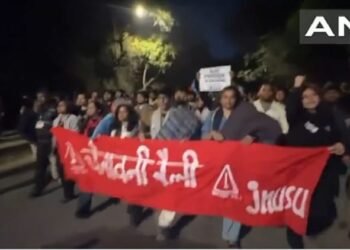 JNU: निष्कासन के विरोध में छात्रों ने निकाला चेतावनी जुलूस, प्रशासन सख्त; हॉस्टल खाली करने की मोहलत आज खत्म