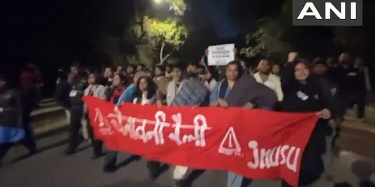 JNU: निष्कासन के विरोध में छात्रों ने निकाला चेतावनी जुलूस, प्रशासन सख्त; हॉस्टल खाली करने की मोहलत आज खत्म