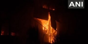 Kerala: कोझिकोड में कपड़े के शोरूम में लगी भीषण आग, अब तक नहीं पाया जा सका काबू; जानें क्या हैं ताजा हालात