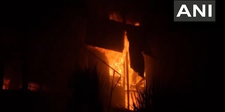 Kerala: कोझिकोड में कपड़े के शोरूम में लगी भीषण आग, अब तक नहीं पाया जा सका काबू; जानें क्या हैं ताजा हालात