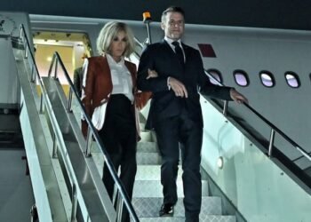 Macron India Visit: मुंबई पहुंचे फ्रांसीसी राष्ट्रपति मैक्रों, पीएम मोदी के साथ आज करेंगे द्विपक्षीय वार्ता