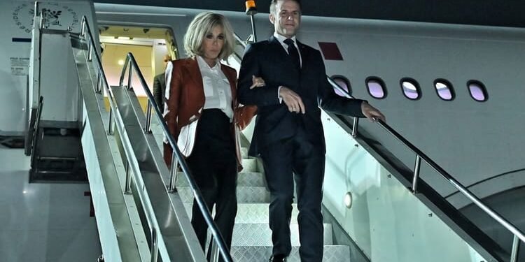 Macron India Visit: मुंबई पहुंचे फ्रांसीसी राष्ट्रपति मैक्रों, पीएम मोदी के साथ आज करेंगे द्विपक्षीय वार्ता