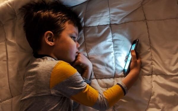 Online Gaming: मोबाइल की लत पर तकनीक लगा सकती है लगाम, उससे भी जरूरी है बच्चों को अकेलेपन से बाहर निकालना