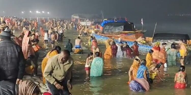 Prayagraj: माघी पूर्णिमा पर श्रद्धालु लगा रहे हैं संगम में पवित्र डुबकी, गंगा तटों पर तड़के से लाखों की भीड़