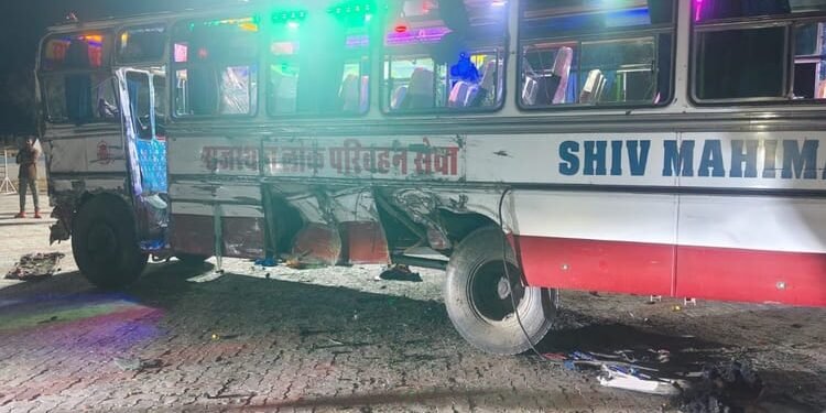 Rajasthan News: नागौर में बस और मिनी ट्रक की आमने-सामने भिड़ंत, 28 यात्री घायल; ट्रक चालक वाहन में फंसा