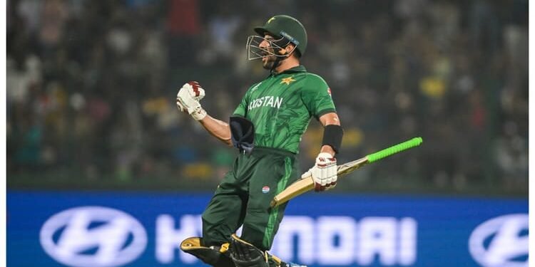 SL vs PAK: साहिबजादा फरहान ने लगाई रिकॉर्ड्स की झड़ी, पाकिस्तान ने टी20 विश्वकप में अपना सबसे बड़ा स्कोर बनाया